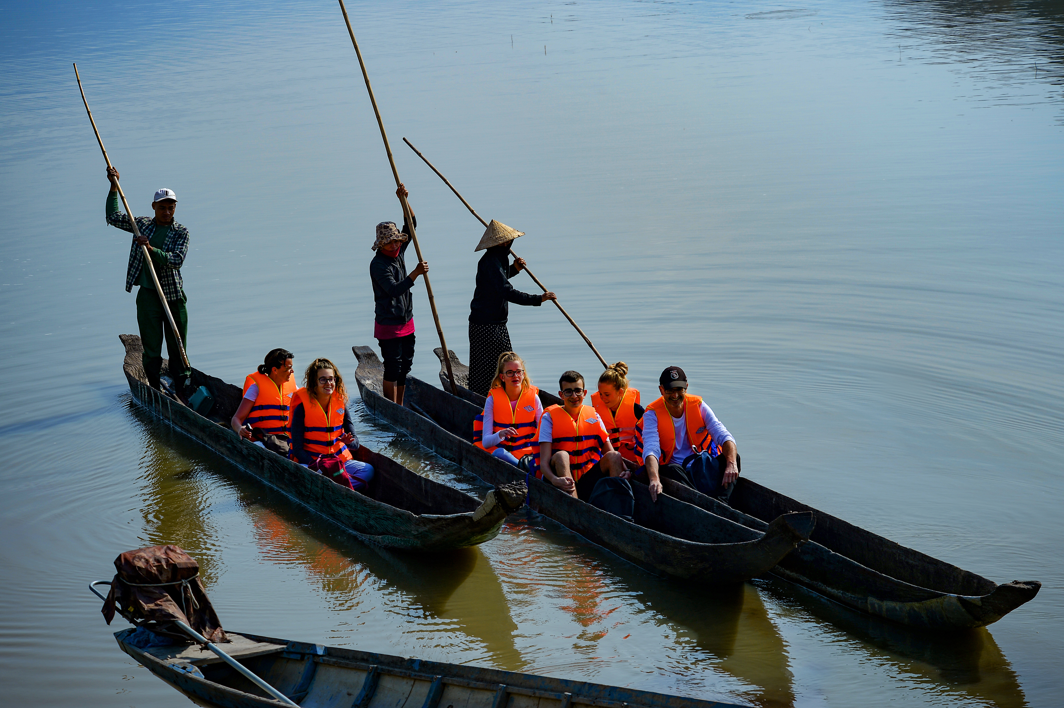 Đi thuyền độc mộc trên hồ Lắk