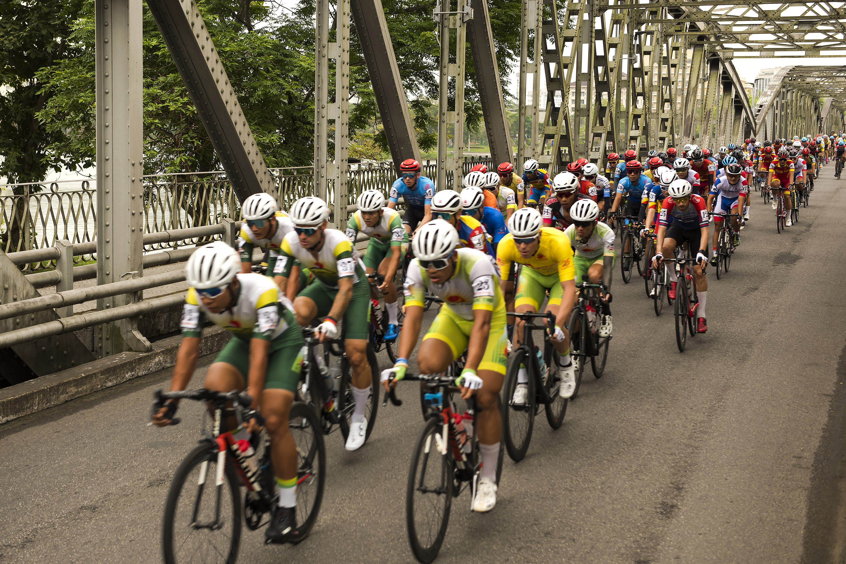 Các Vận động viên xe đạp cúp tp HCM lần thứ 35 diễu hành qua cầu trường Tiền
