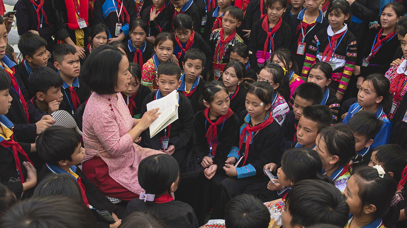 Buổi học ngoại khóa lan tỏa văn hóa đọc của Cô trò trường dân tộc nội trú Bảo Lâm