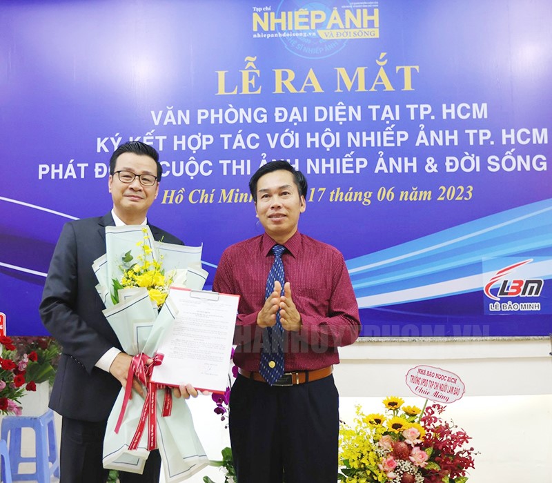 Nhà báo Thái Ngọc Sơn (trái) nhận quyết định bổ nhiệm Trưởng Văn phòng Tạp chí Nhiếp ảnh và Đời sống tại TPHCM và các tỉnh phía Nam.